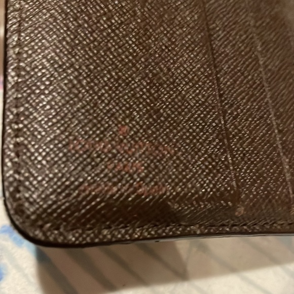 Louis Vuitton small zip wallet. Great size for any occasion and bag - Picture 6 of 10